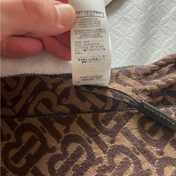 New with tags Burberry wool TB monogram scarf - Picture 8 of 10